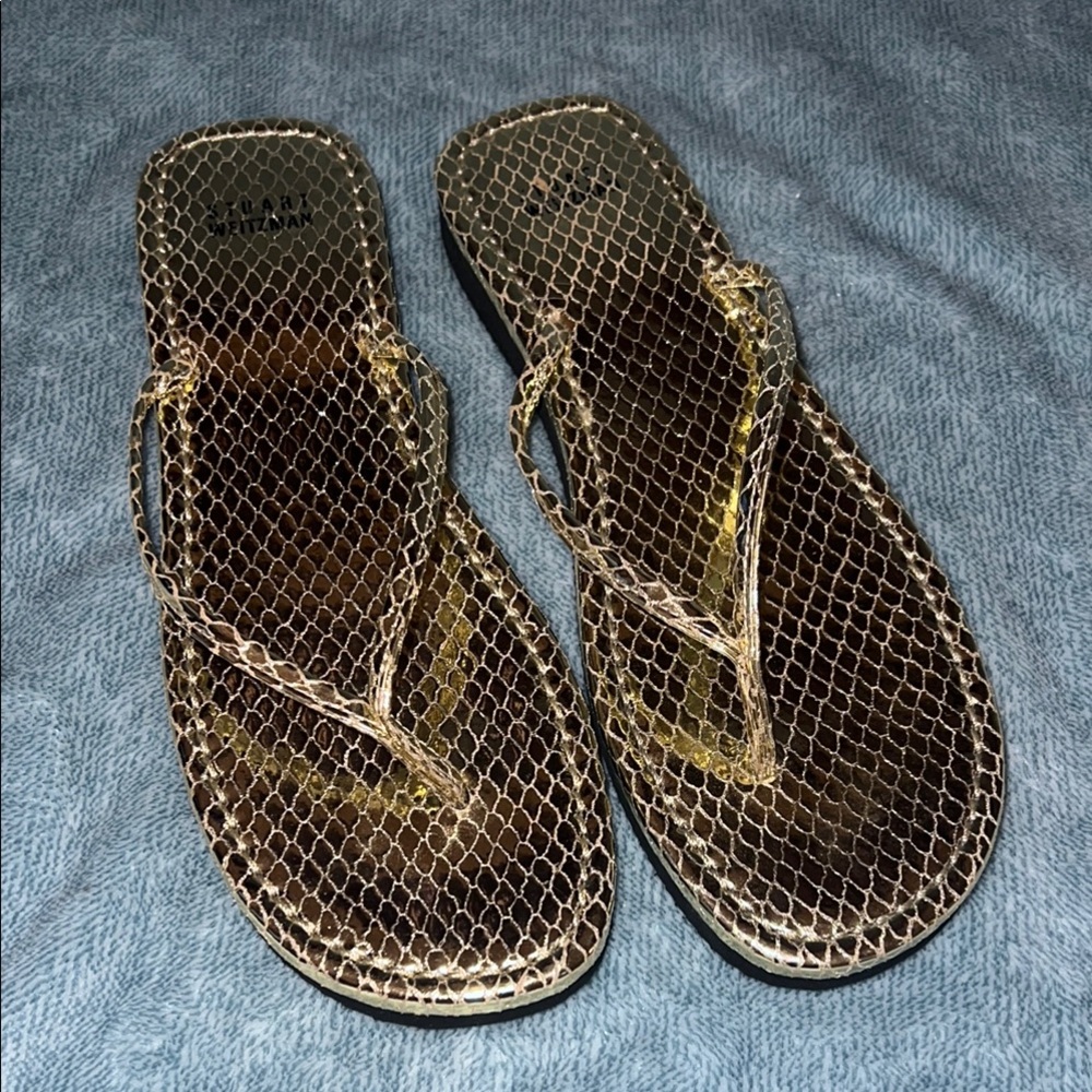 Stuart Weitzman gold flip flop sandals size 8M in EUC
